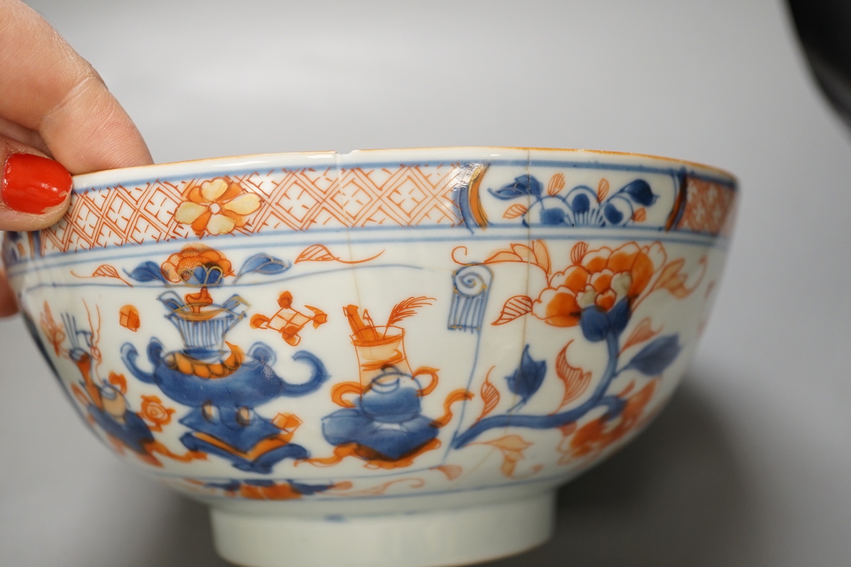 A group of 18th century chinese export: two plates, two sauceboats, a bowl and a tea bowl